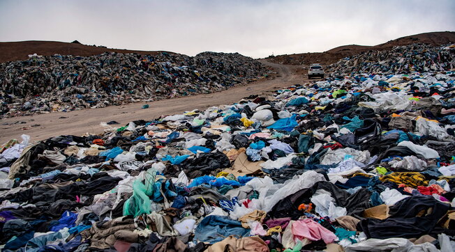 La discarica di capi invenduti nel deserto di Acatama